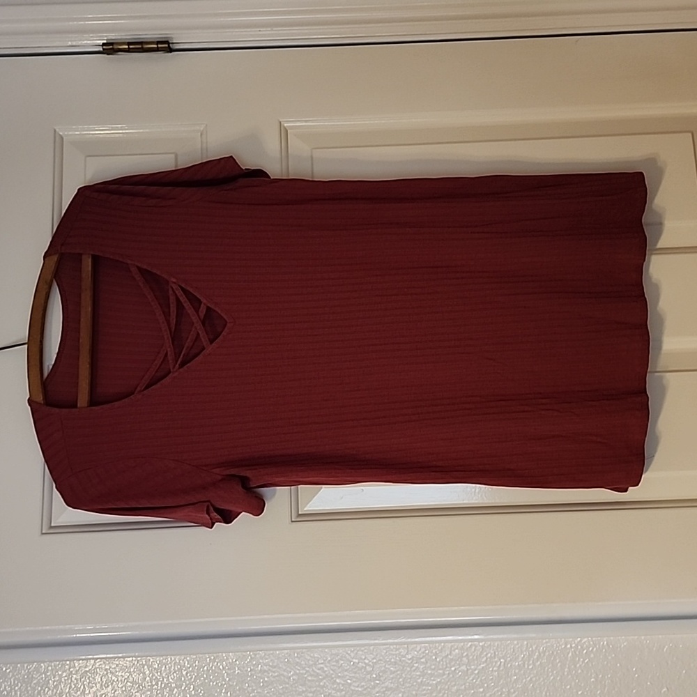 Ezbelle maroon v neck criss cross top basic tshirt size large